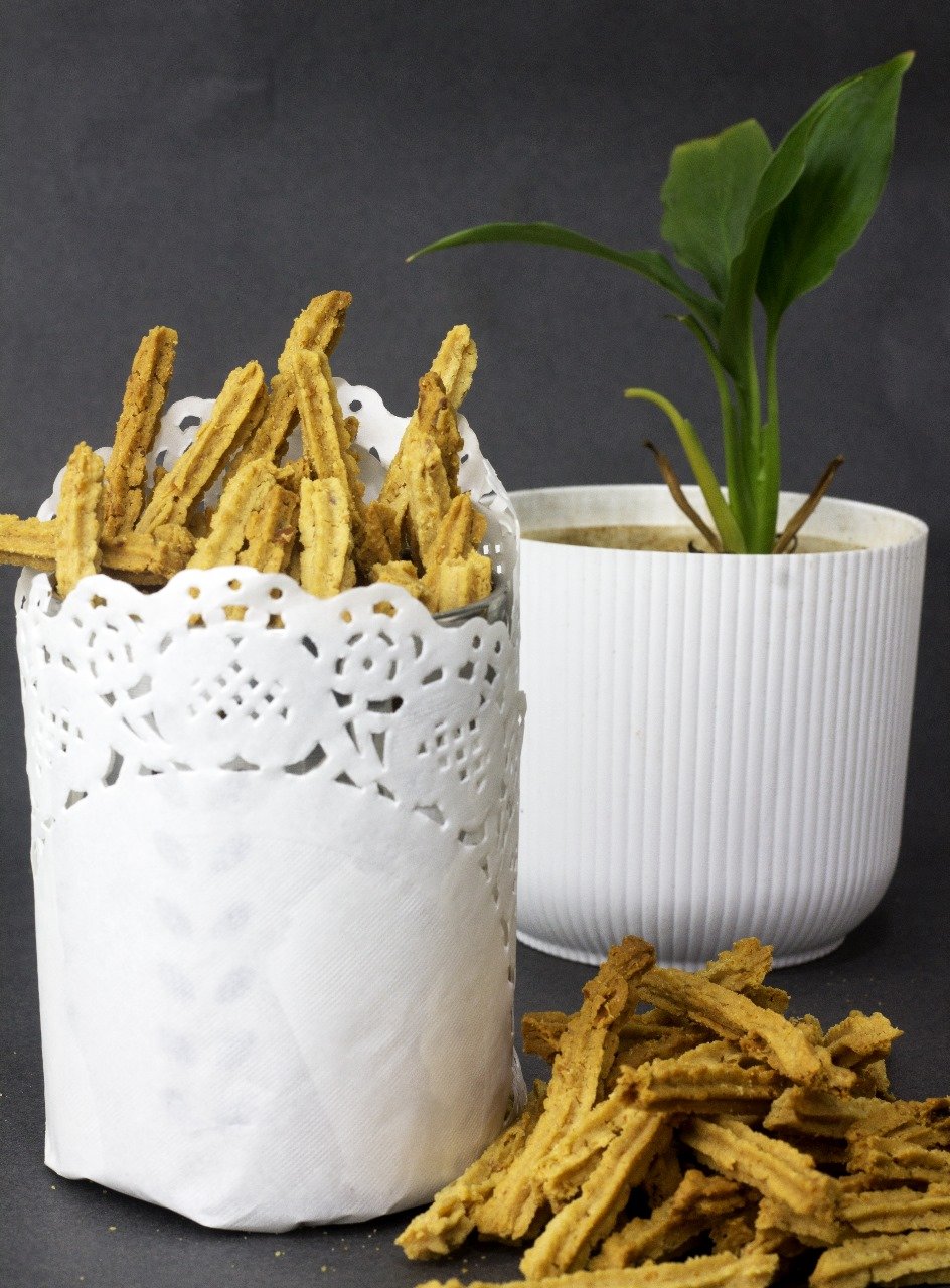 Crunchy baked snack assortment